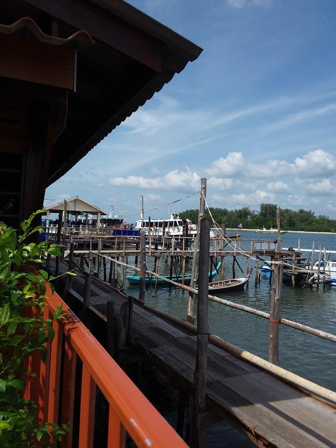 At Pier Hostel Lanta Ко-Ланта Екстер'єр фото