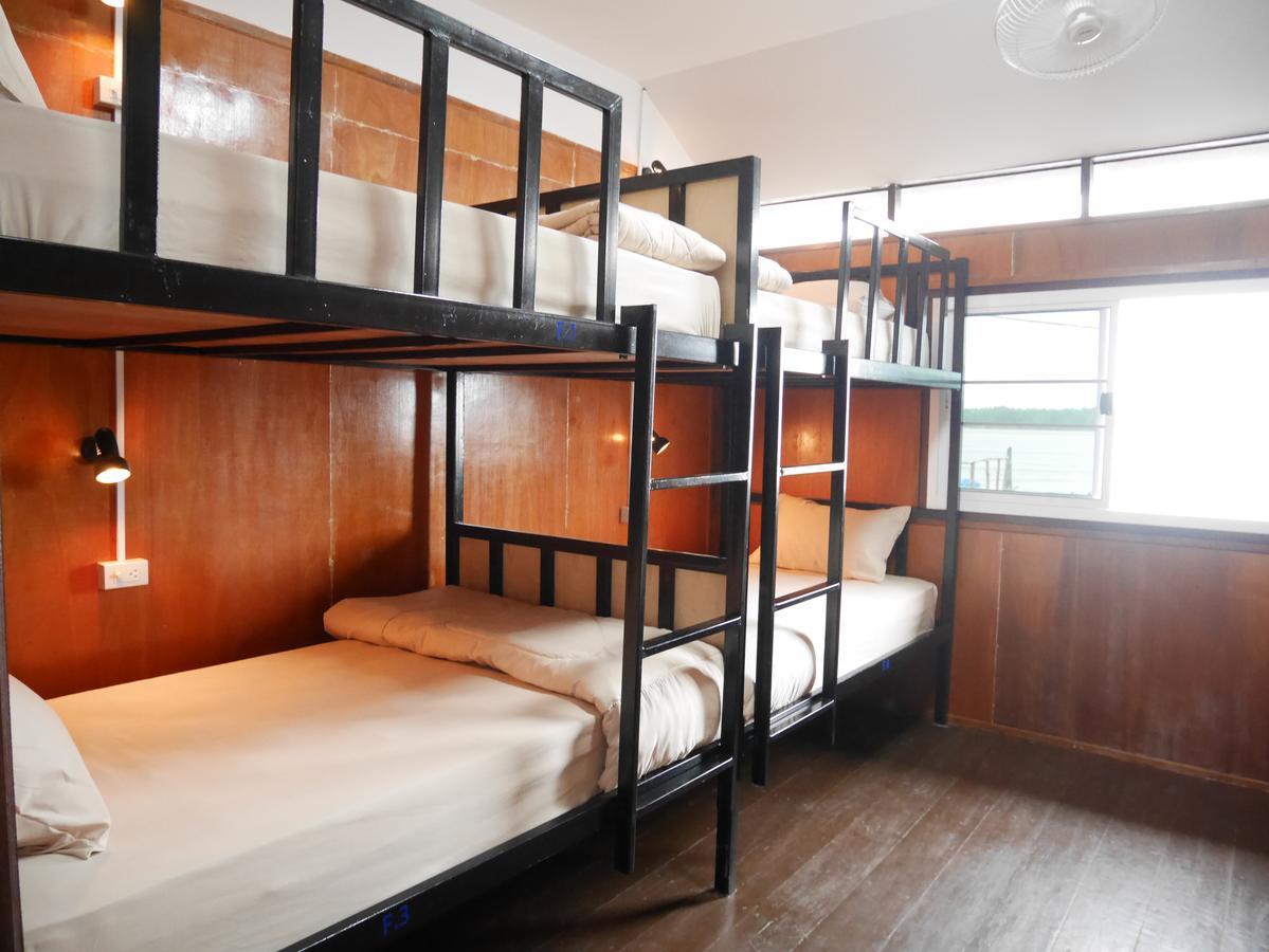 At Pier Hostel Lanta Ко-Ланта Екстер'єр фото