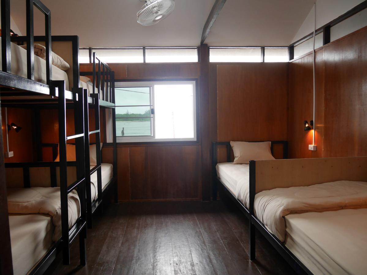 At Pier Hostel Lanta Ко-Ланта Екстер'єр фото